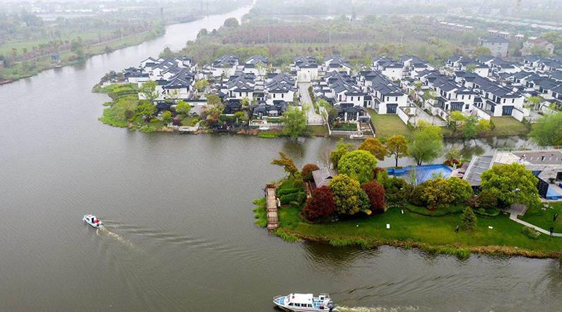 水韻湖城太清沿岸長(zhǎng)興縣楊家浦國(guó)控?cái)嘌桓?></a>
		<figcaption>
<h4>水韻湖城太清沿岸長(zhǎng)興縣楊家浦國(guó)控?cái)嘌桓?/h4>
<em>河道生修復(fù)工程</em>
<p>本工程位于洪橋鎮(zhèn)，本次生態(tài)修復(fù)范圍為北橫港及其叉港，東段為楊家浦閘至圖影扶欄橋段，西段為楊家浦港至陽(yáng)墩漾，主河道總長(zhǎng)7.36km，叉港總長(zhǎng)8.15km。所需松木樁規(guī)格為3米小頭11-12CM型號(hào)，所用數(shù)量為:10萬(wàn)根左右。松木樁在生態(tài)修復(fù)中可以發(fā)揮重要作用。它可以幫助改善水土流失，保護(hù)水體，減少污染物向水體的遷移，促進(jìn)水體環(huán)境的恢復(fù)。</p>
</figcaption>
		</figure>
			    <figure class=