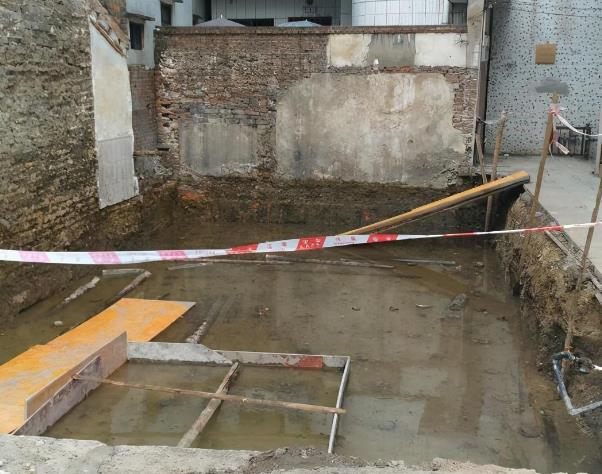 松木樁+筏板基礎才是基礎中的“戰(zhàn)斗機”，沒見過的朋友開開眼界