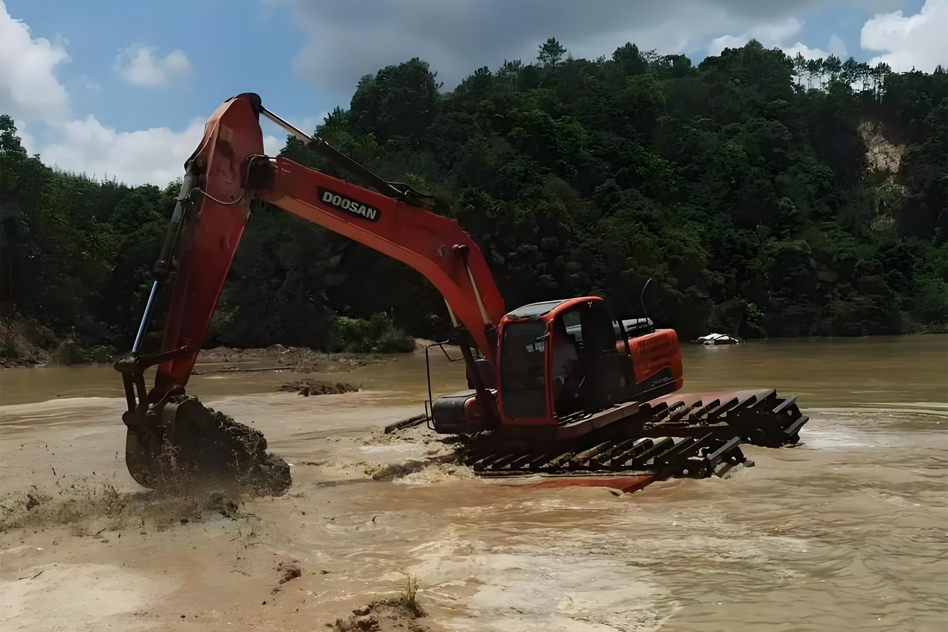 浙江杭州挖機清淤施工隊-沼澤地清淤需要先排水嗎？