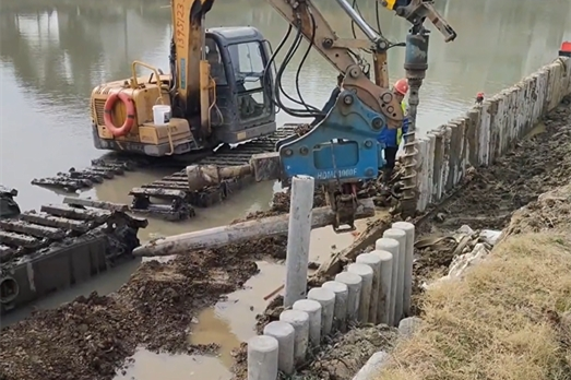 水泥樁批發(fā)廠家泓樺錦嘉-水泥仿木樁適合用于河道護(hù)坡嗎？