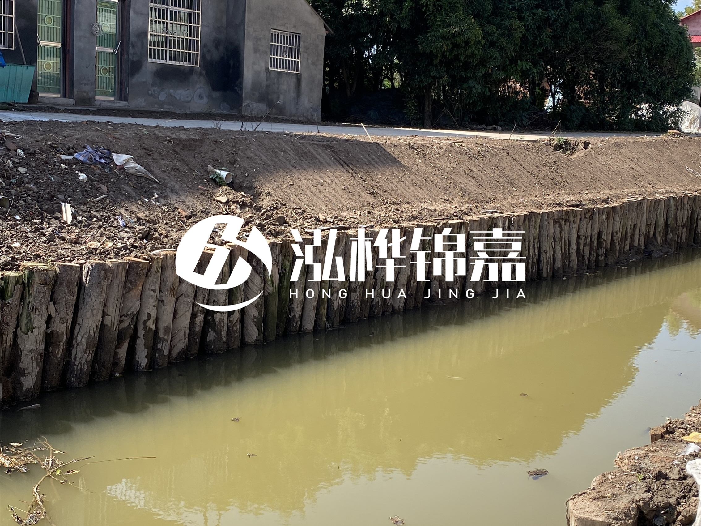 松木樁批發(fā)廠家泓樺錦嘉-圍堰松木樁間距多少能保證穩(wěn)定性？