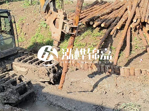 松木樁廠家泓樺錦嘉-原木松木樁的采購(gòu)注意事項(xiàng)？