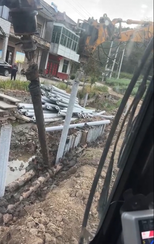 水泥仿木樁廠家泓樺錦嘉-水泥樁打樁是否需要預(yù)鉆孔？