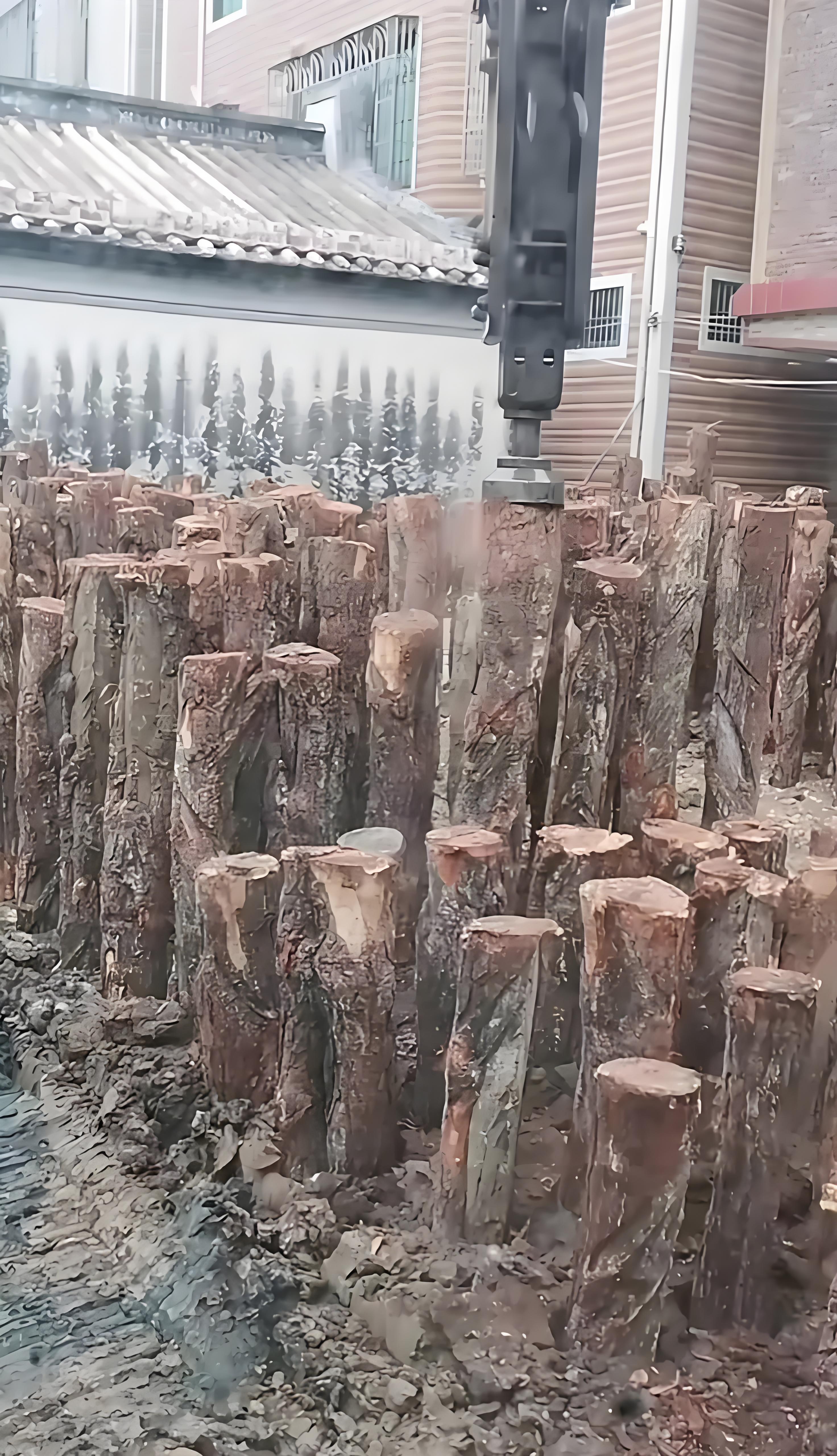 松木樁廠家泓樺錦嘉 - 河道駁岸樁和混凝土駁岸哪個(gè)更劃算？